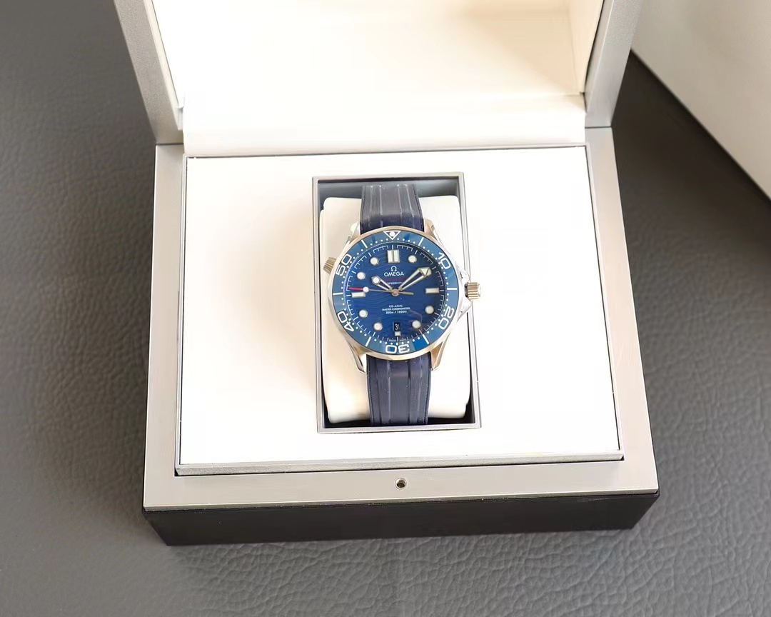 Omega Seamaster Diver 300M Master Co-Axial 42 Stainless Steel / Blue / Rubber