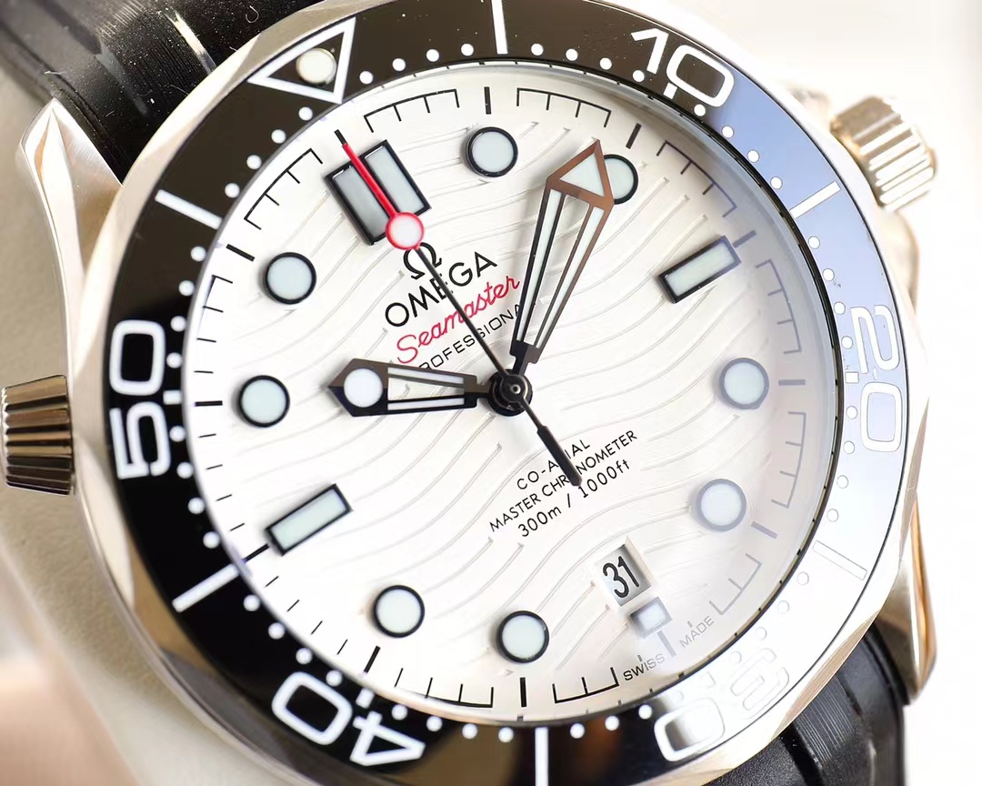 Omega Seamaster Diver 300M Master Co-Axial 42 Stainless Steel / White / Rubber