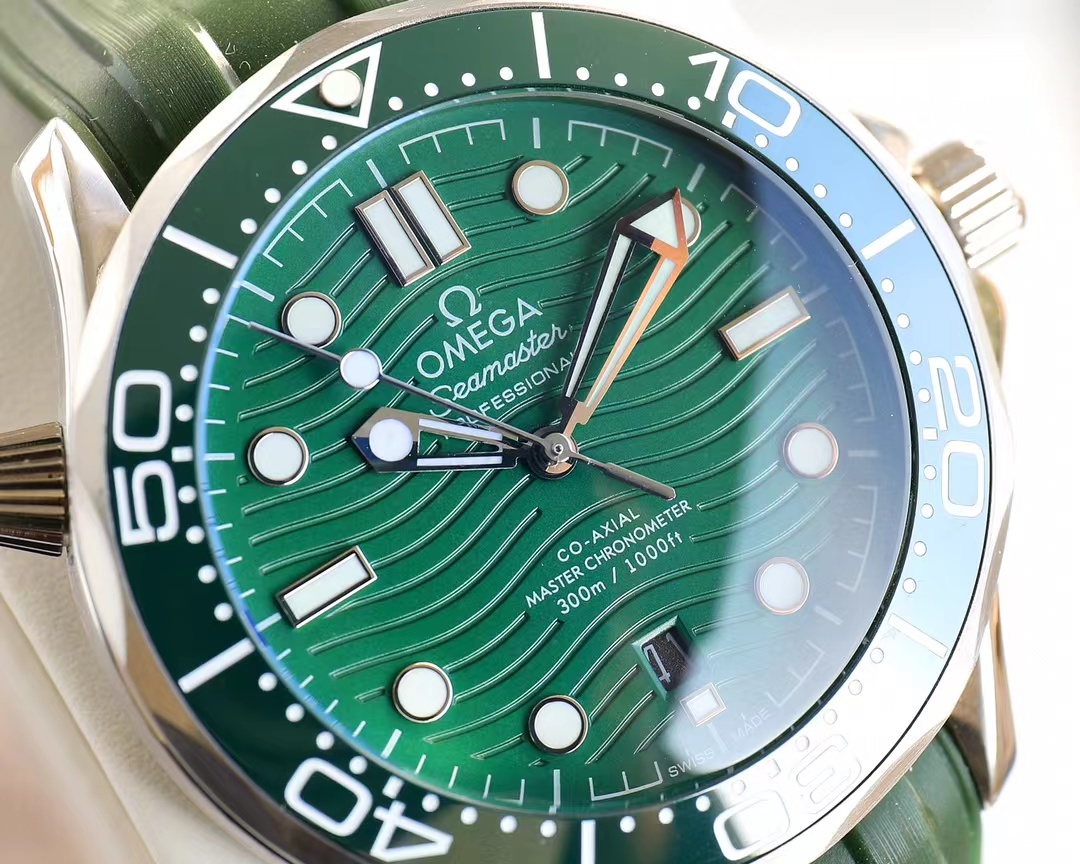 Omega Seamaster Diver 300M Master Co-Axial 42 Stainless Steel / Green / Rubber