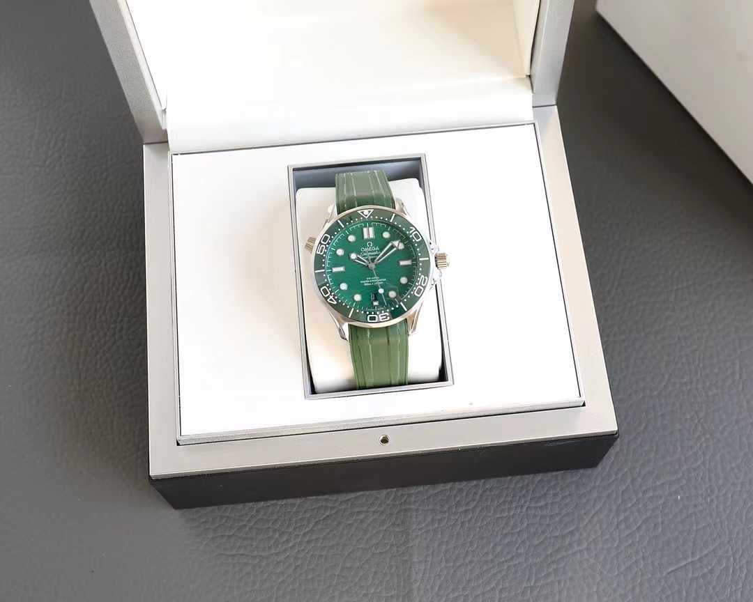 Omega Seamaster Diver 300M Master Co-Axial 42 Stainless Steel / Green / Rubber