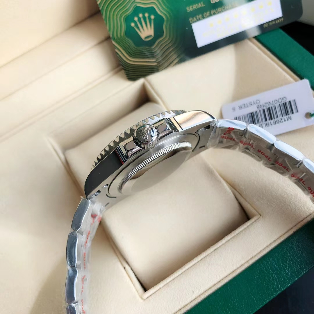 Rolex Submariner Date Stainless Steel / Green / Cerachom